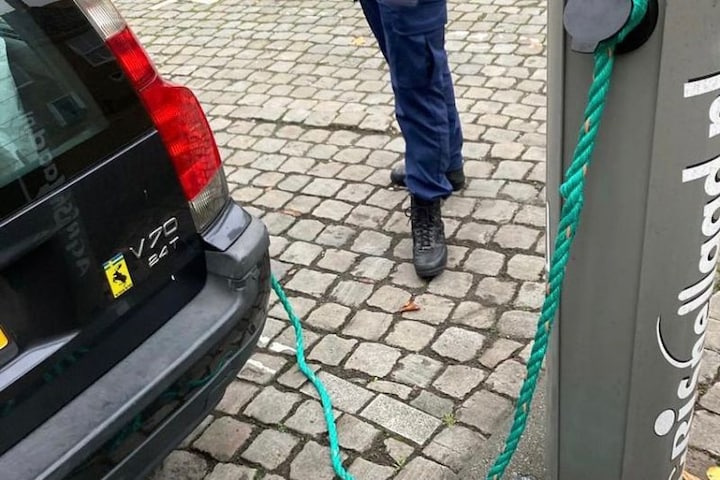 Volvo opladen met touw laadpaal (Foto Handhaving Middelburg)